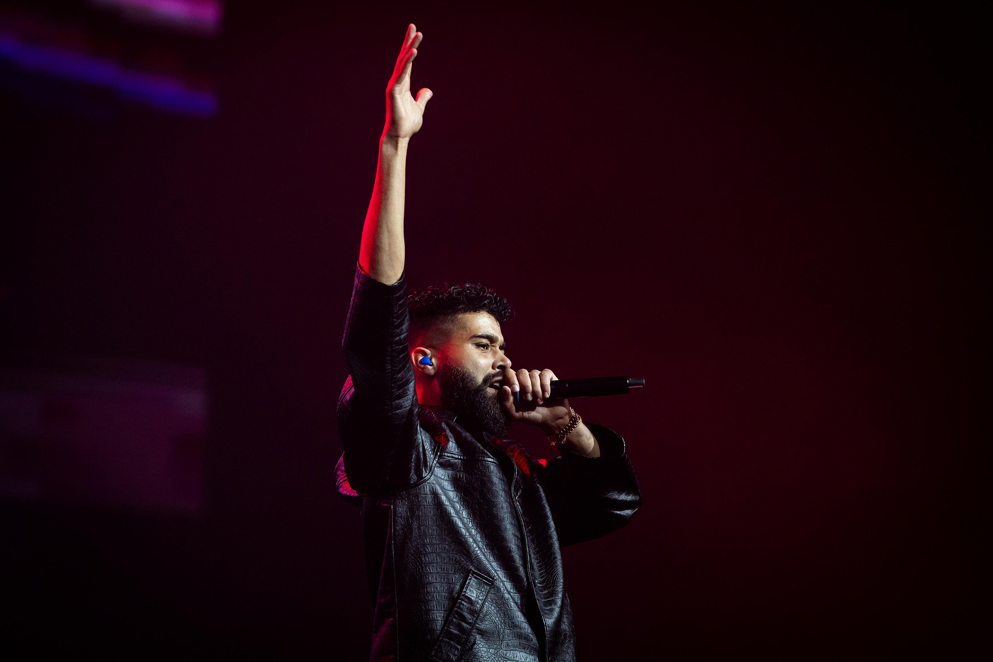 Show photo 2