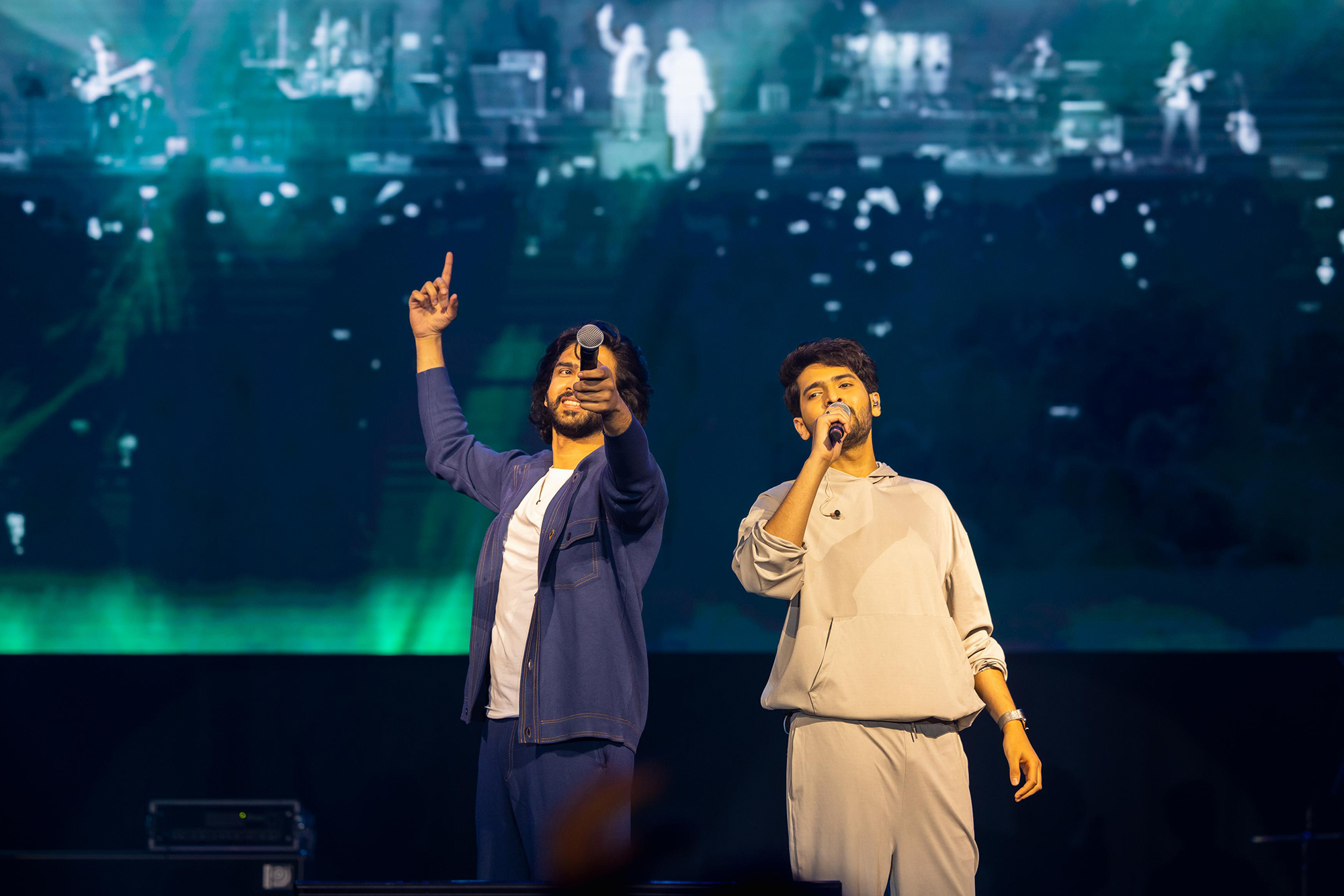 Show photo 3