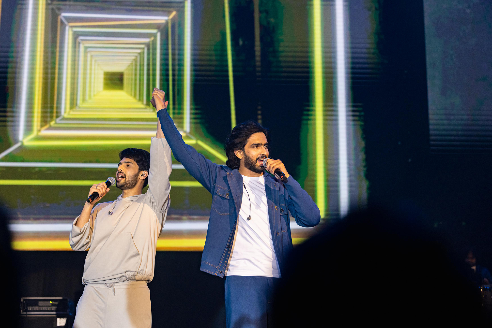Show photo 4