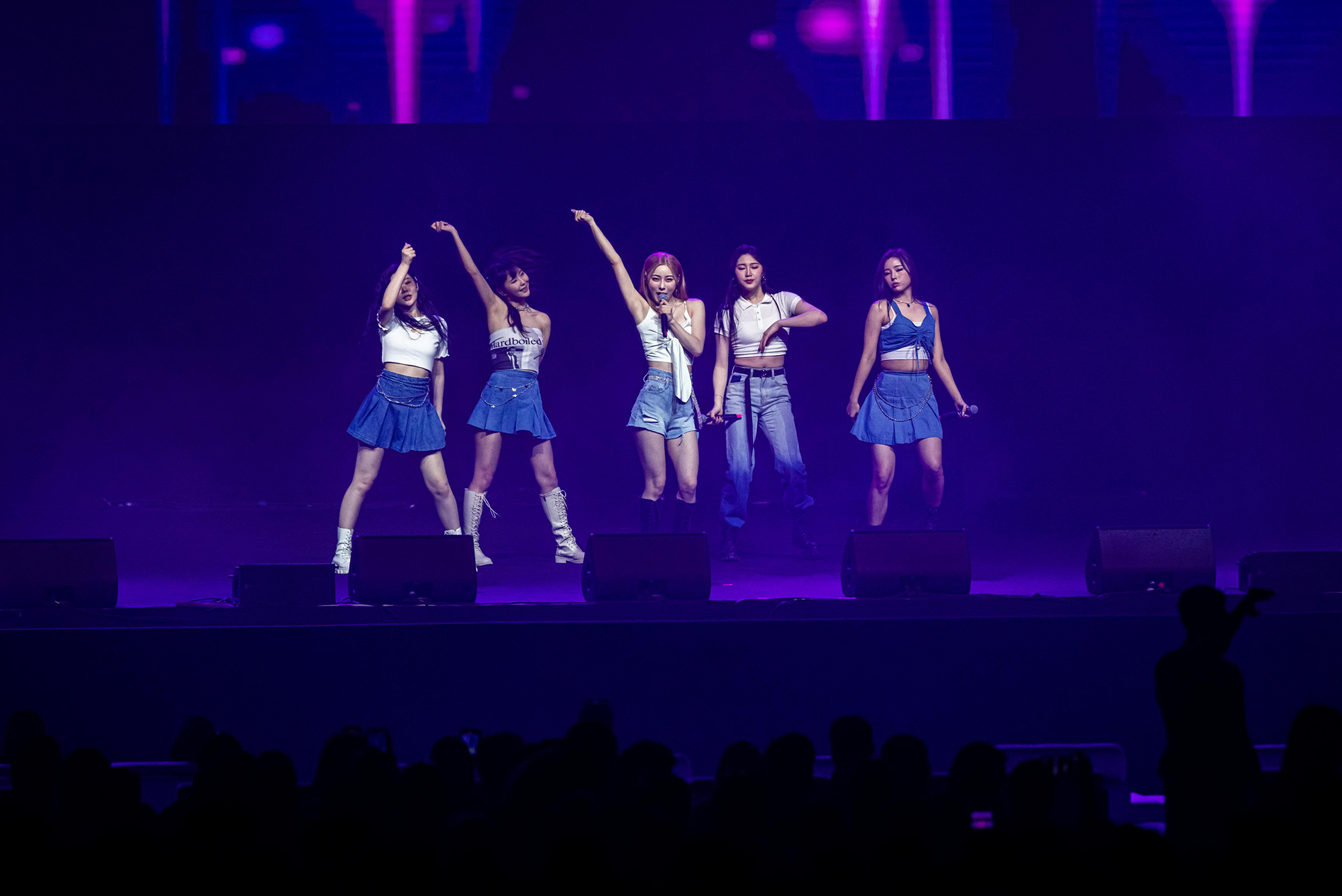 Show photo 11