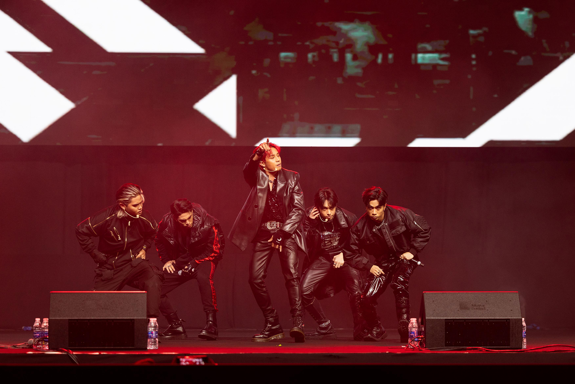 Show photo 33